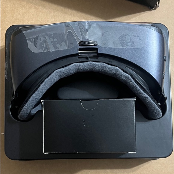 Samsung Gear VR Headset with Controller - Dark Gray - Picture 6 of 16